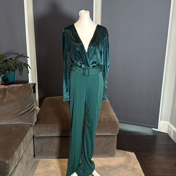 Women’s Green Jumpsuit Deep V-Neck Velvet Bodice Belted Waist Zip Back Size M - Picture 1 of 12
